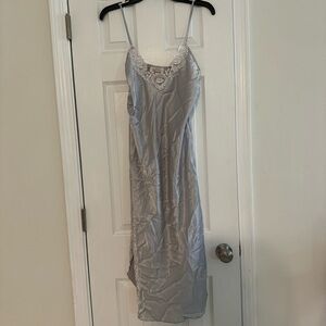 Dentelle Elegant Gray Lace-Trimmed Nightgown